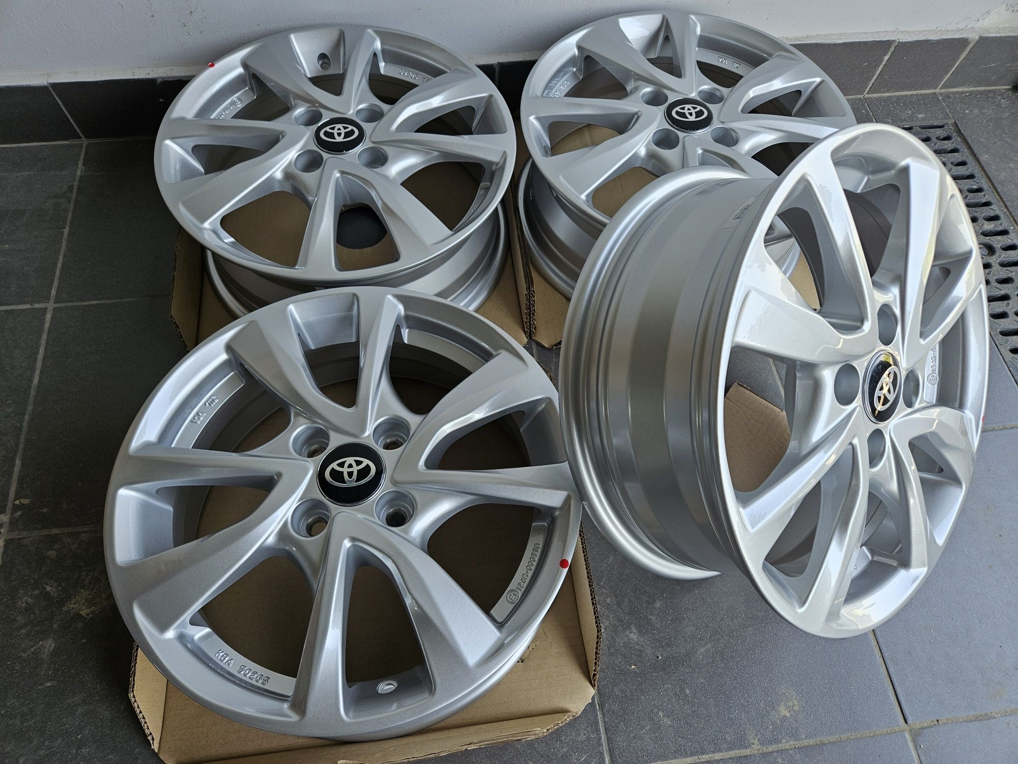Toyota Yaris III 15 " Nowe 4x100 Yaris 11 - 20 Felgi Srebrne Alufelgi