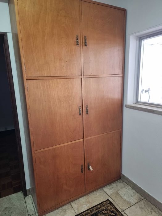 Armário Alto de Arrumação em Madeira | Grande Capacidade