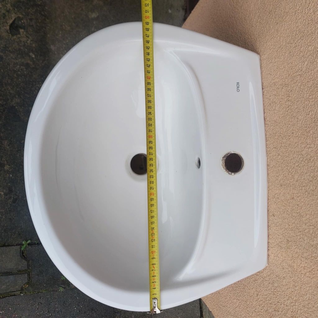 Umywalka 50 cm z kranem