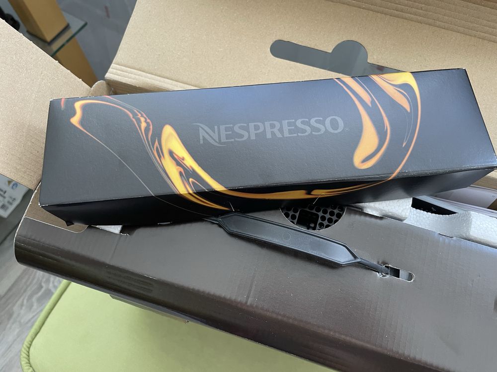 Кавомашина Nespresso Essenza mini c30