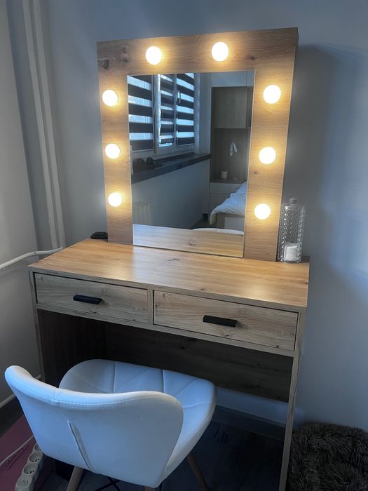 Piękna toaletka z krzesłem