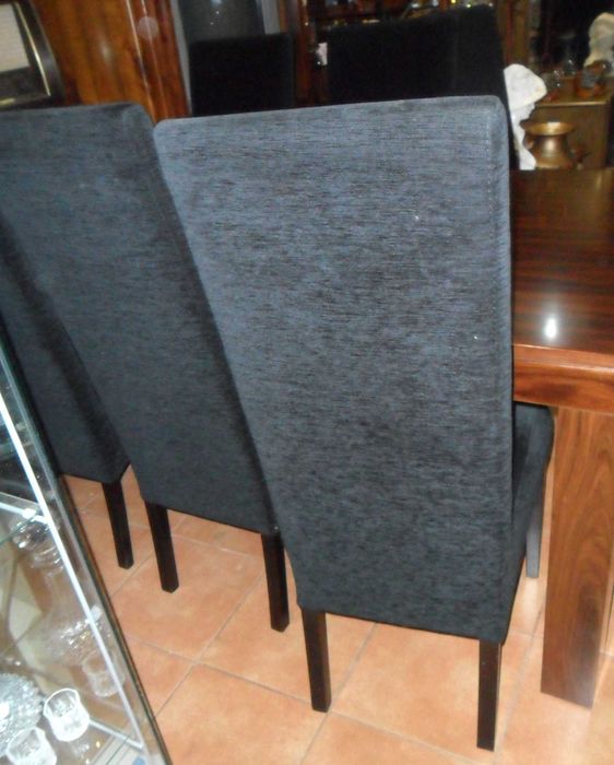 Mesa e cadeiras estofadas em preto
