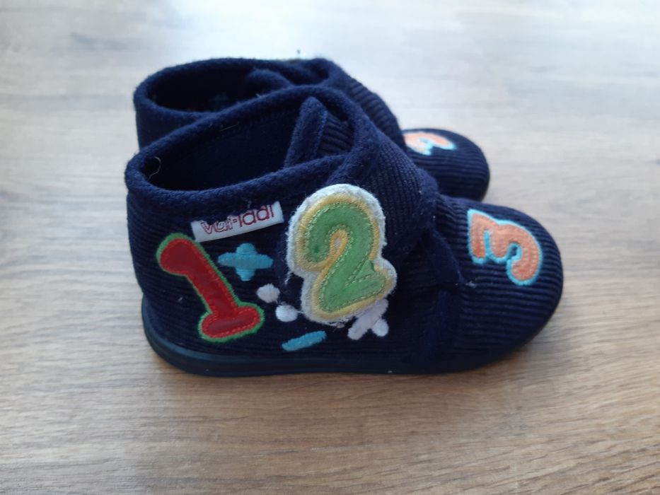 Pantufas da marca Vul-ladi n 23, 27 e 30