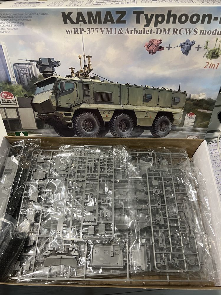 Збірна пластико модель Takom 1/35 Тайфун з 2 додатковими модулями