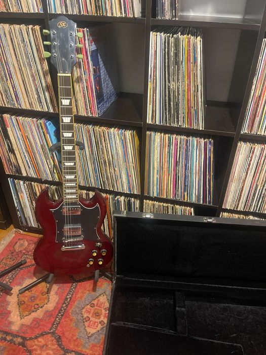 Guitarra elétrica SX modelo SG com case rígida
