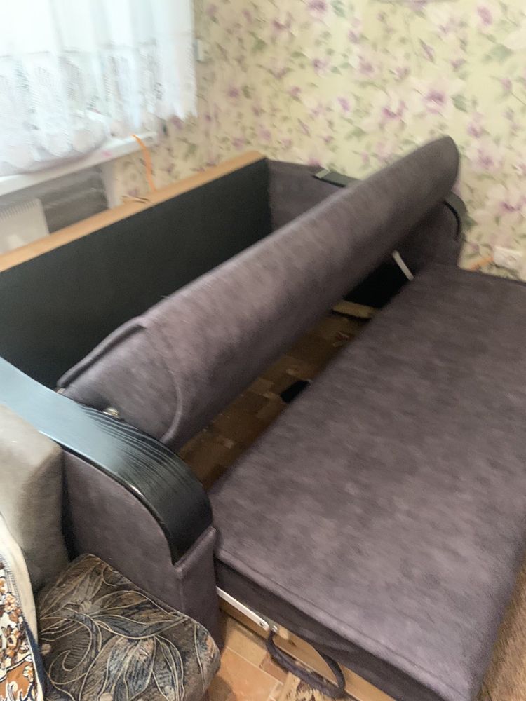 Продам діван у дуже гарному стані.