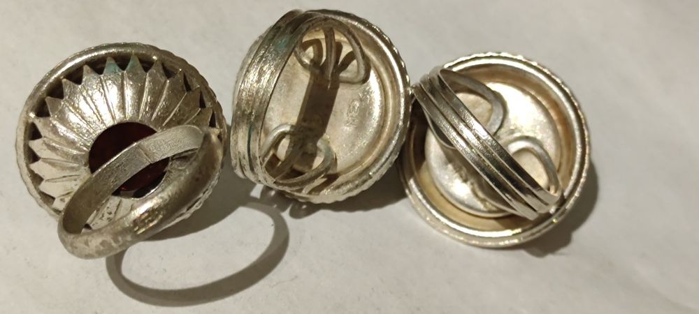 Posrebrzane pierścionki z bursztynem z PRL-u