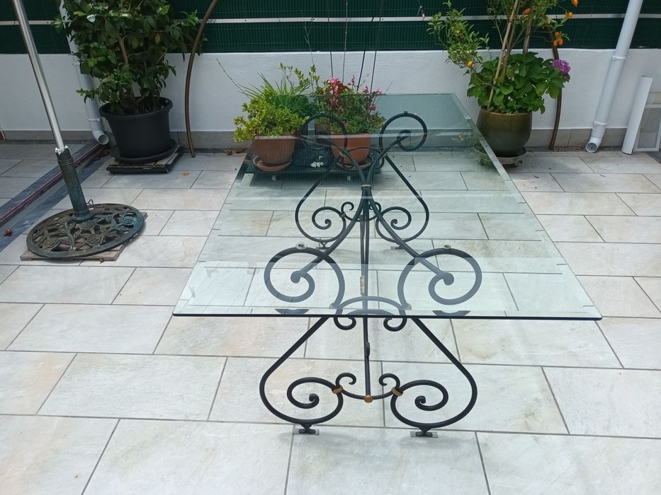 Mesa vidro biselado com 6 cadeiras em ferro fundido