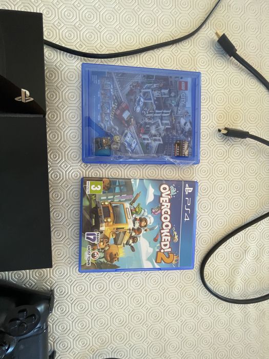 Playstation 4 com 2 comandos e 2 jogos