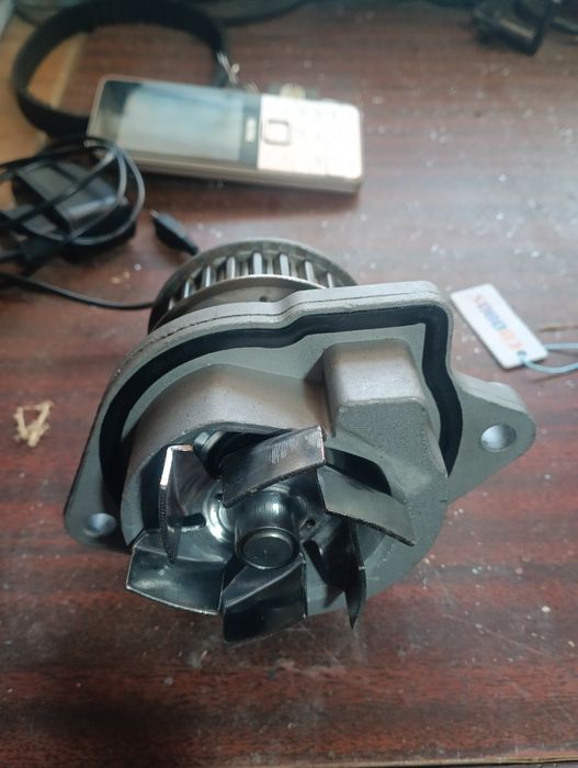 Помпа golf 4 1.4 двигун