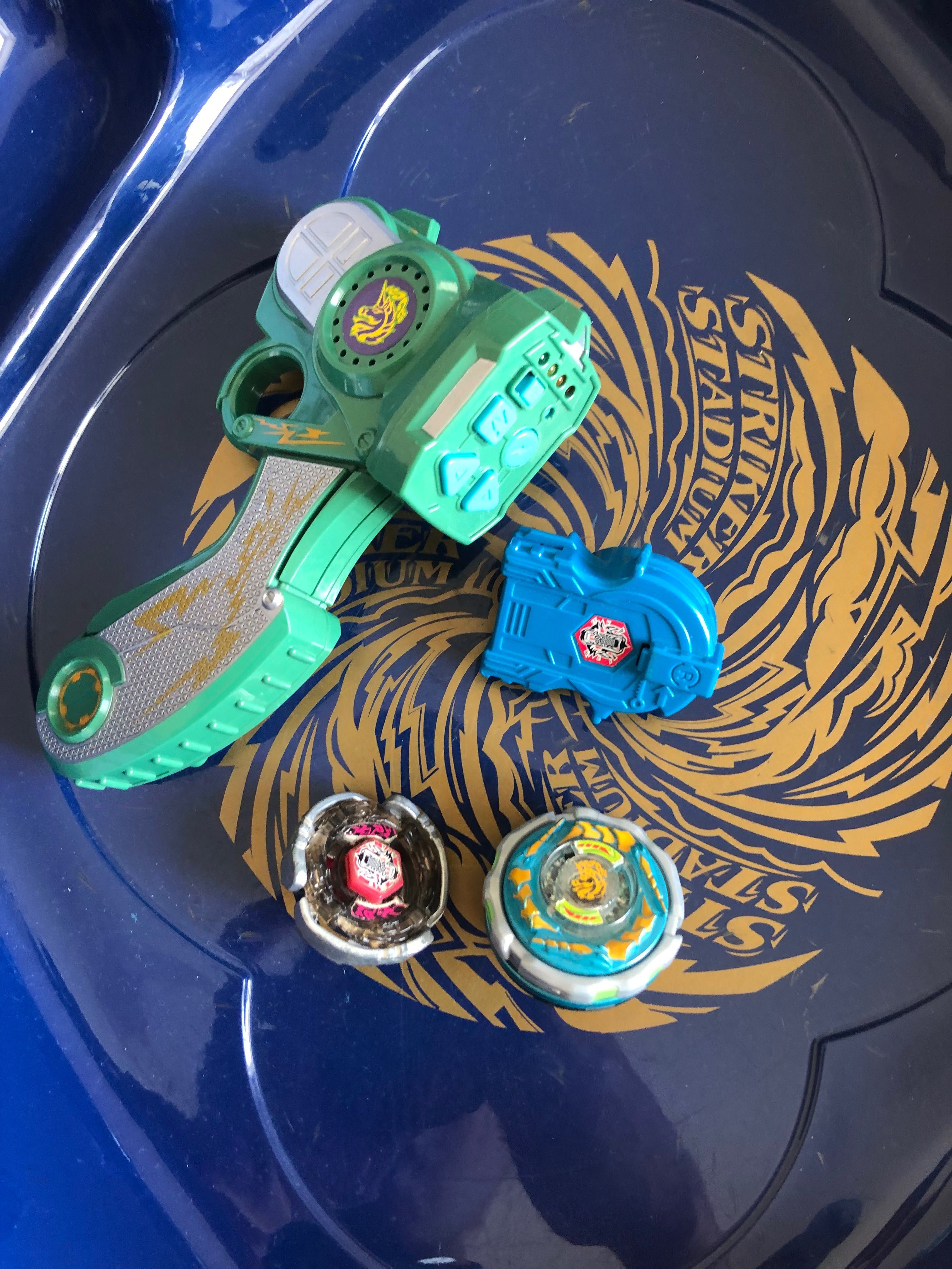 Brinquedos incluindo beyblades e beyblades stadium