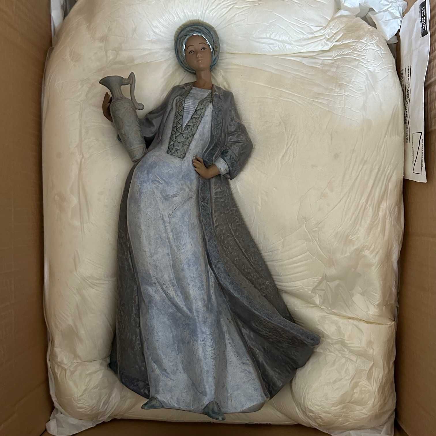 Фарфоровая статуэтка Lladro «Вода из оазиса».