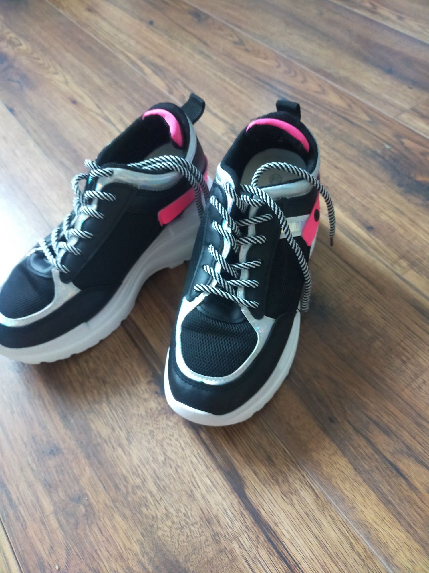 Buty damskie  na koturnie