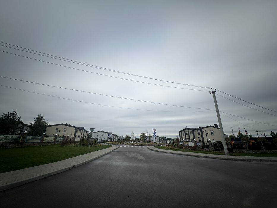 0,30 га (містечко Hensen) фасад 126 м , 300м до школи і до асфальту