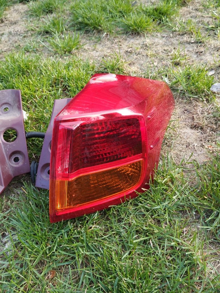 Toyota RAV4 4 IV 12-14 lampa prawy tył