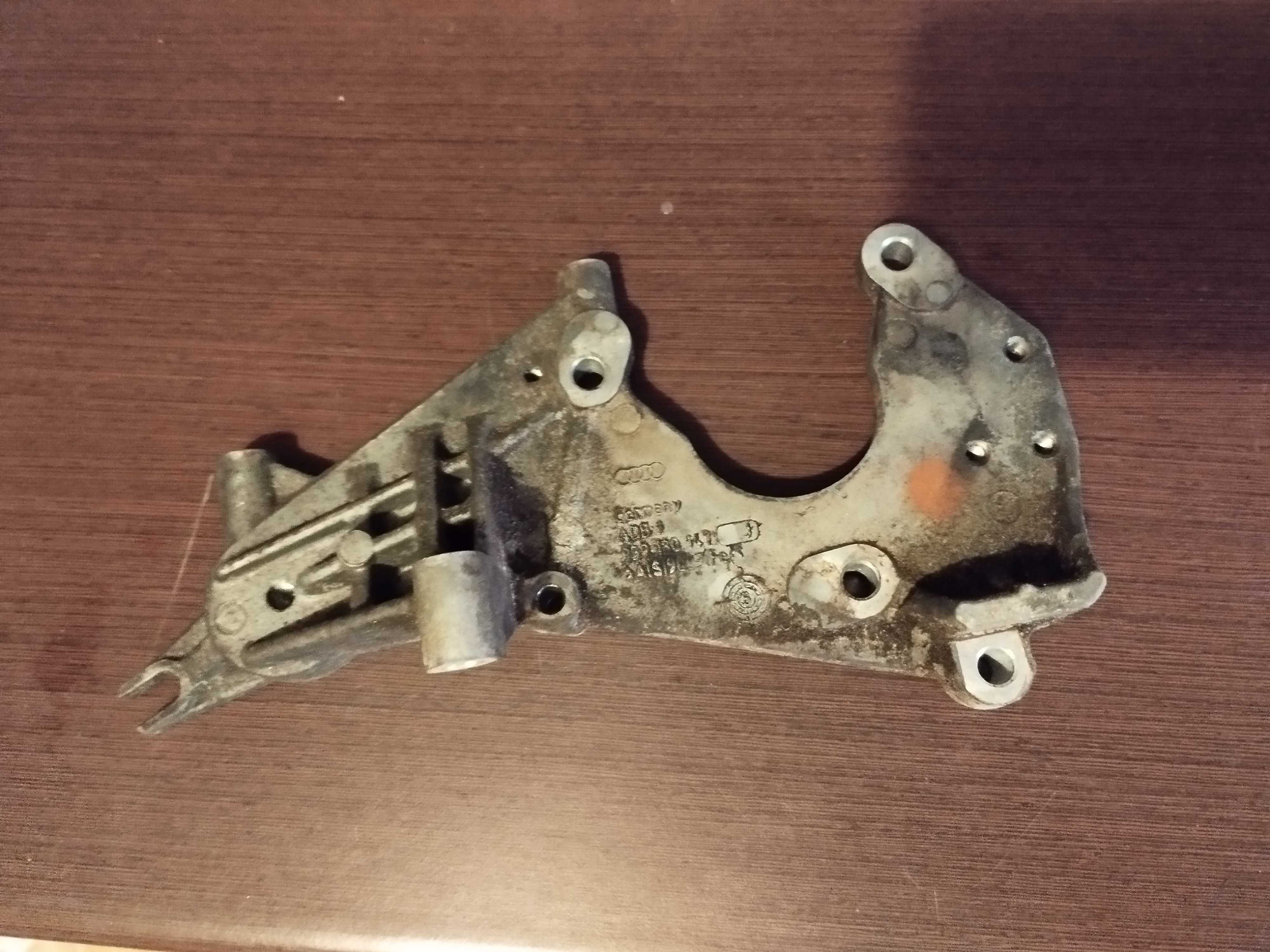 Mocowanie łapa pompy wtryskowej Audi A4 B7 A6 C6 4F A8 Q7 2.7 3.0 TDI