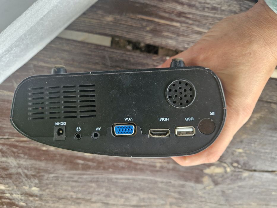 Mini Led projektor rzutnik telewizor na ścianie