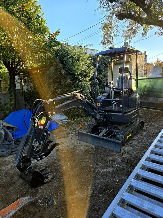 Mini Giratória 1500Kg Seminova Com Cerca de 2.6 horas Diesel