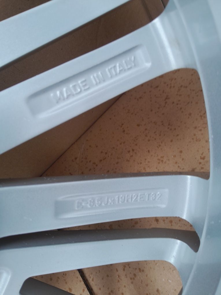 Fabrycznie nowe oryginalne 19calowe alufelgi audi a5 A4 2024