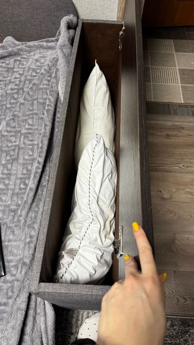 Продам диван з подушками