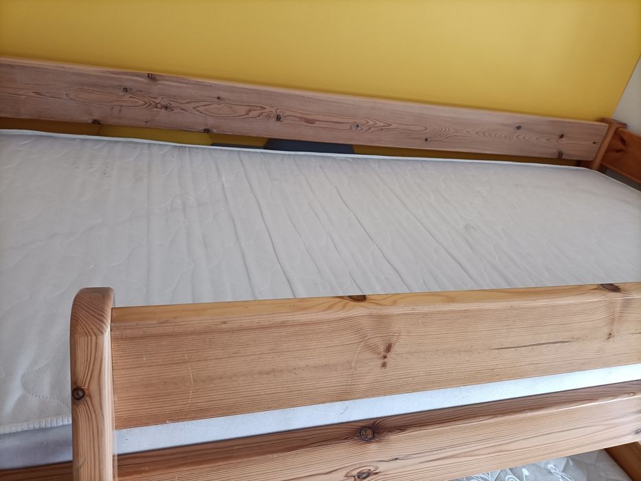 Sosnowe łóżko piętrowe