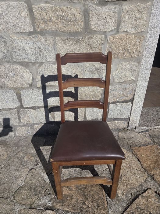 Cadeiras de madeira com acento em pele (4 uni.)