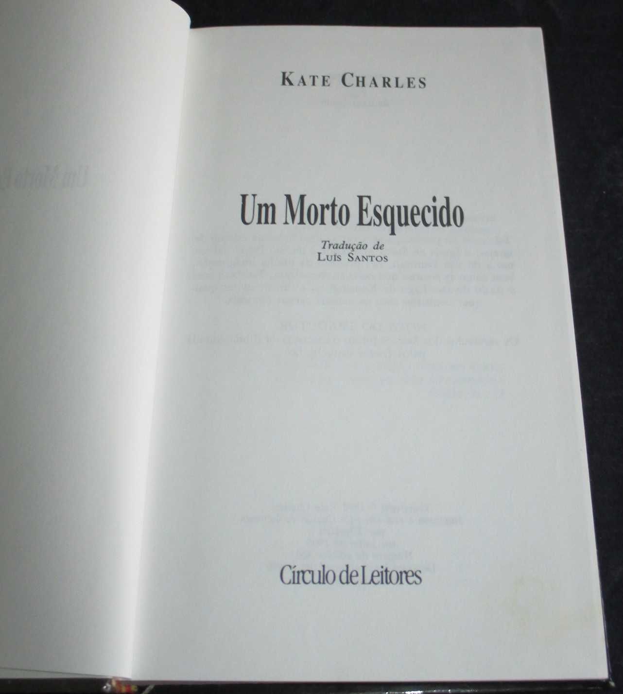 Livro Um morto esquecido Kate Charles