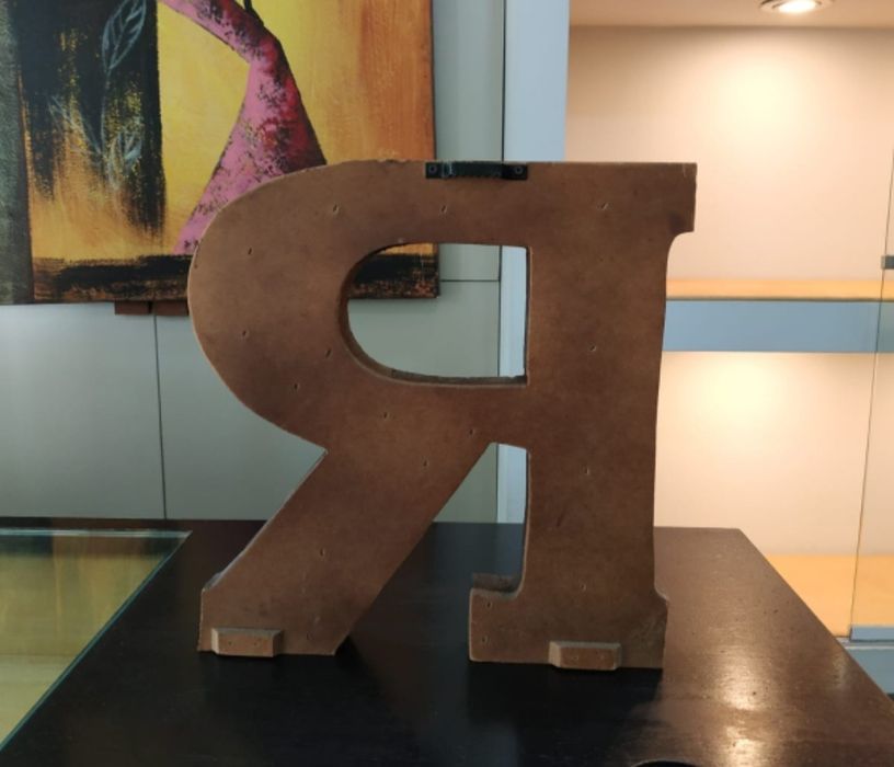 Letra em madeira tenho vários R