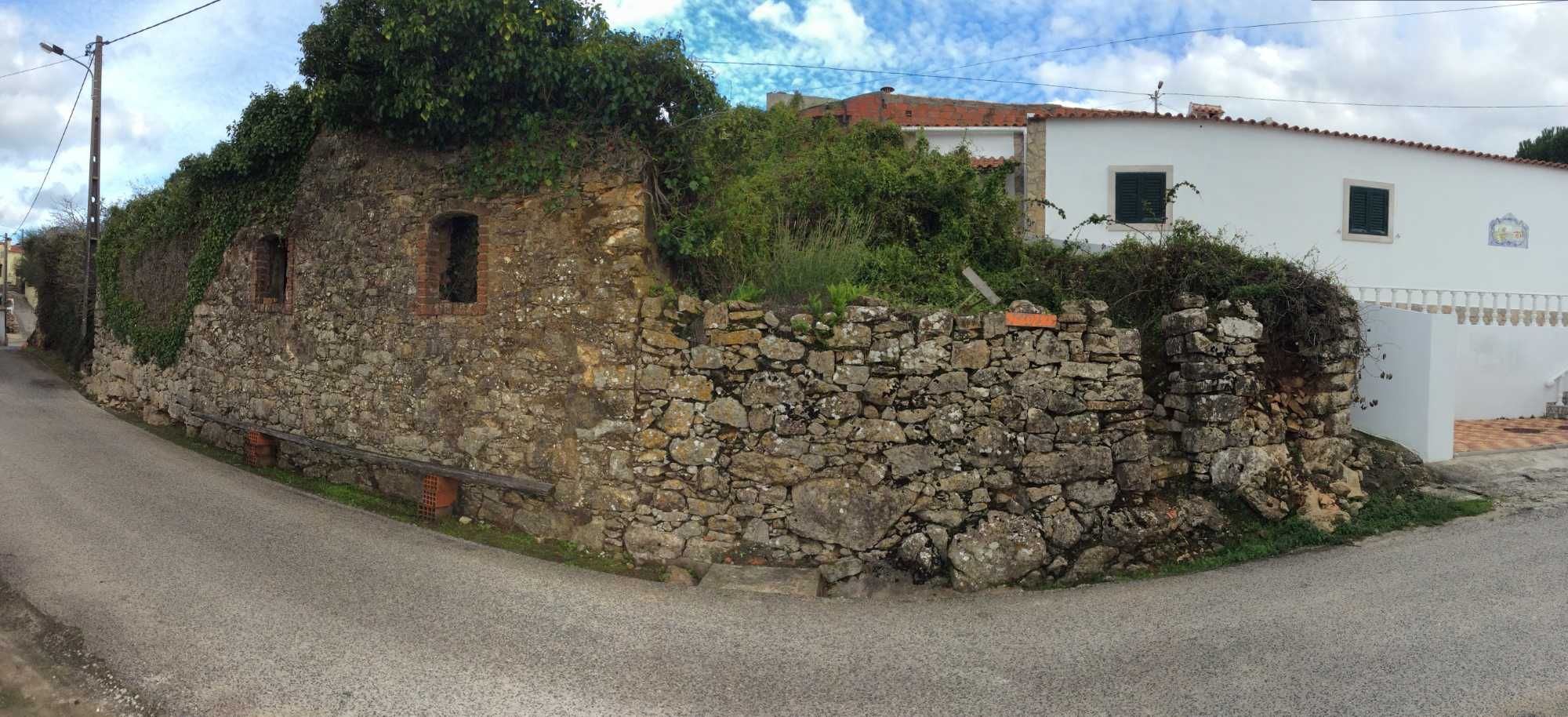 Vendo casa em ruina com muito bom terreno perto de Lisboa
