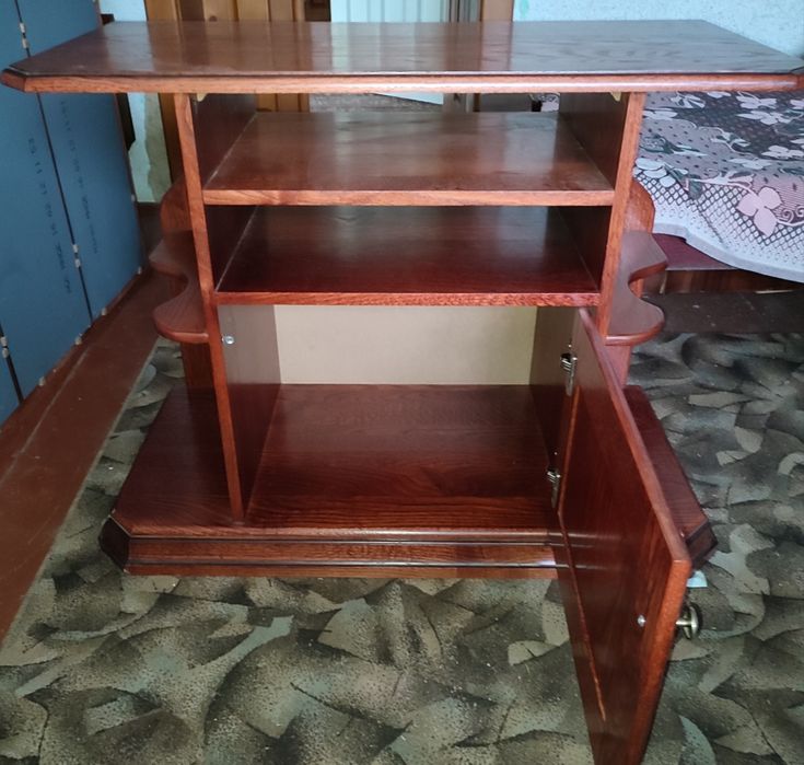 Дубова вітрина та тумба під телевізор в відмінному стані