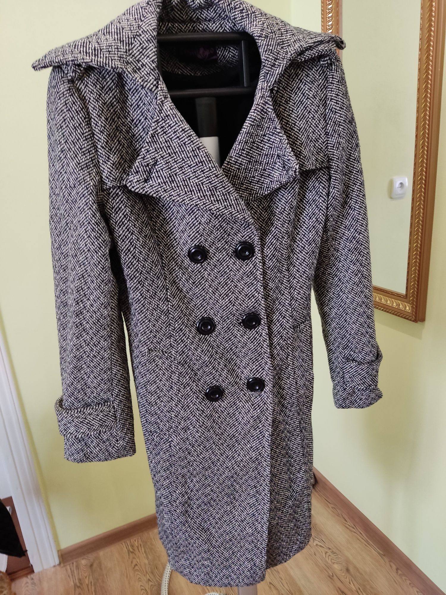 Пальто жіноче дуже гарної якості за супер ціною.