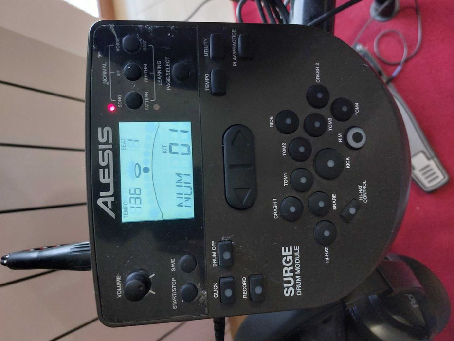 Perkusja elektroniczna Alesis Surge wraz z głośnikiem i słuchawkami