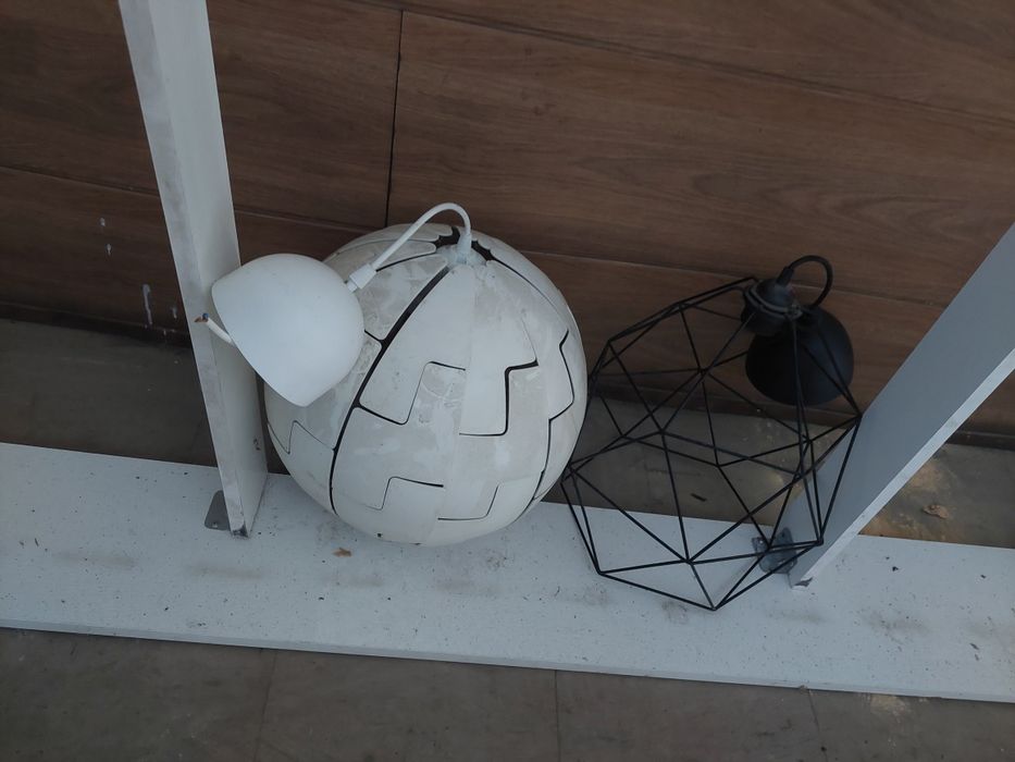 Lampy wiszące. Czarna i biala