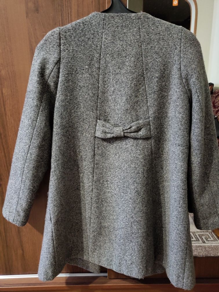 Пальто  Zara  в сірому кольорі