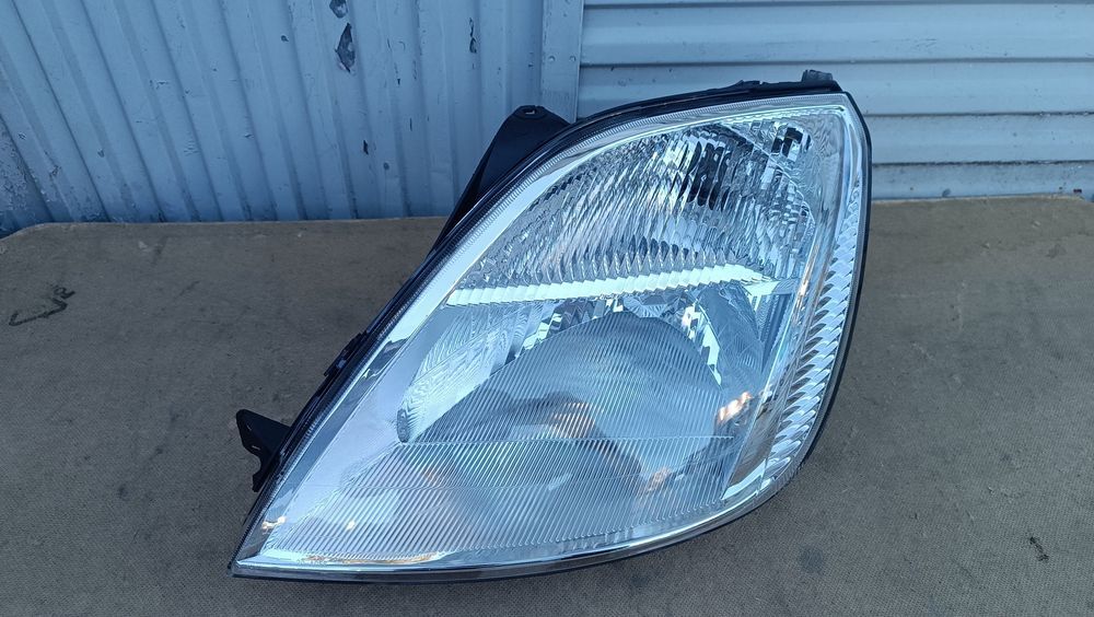 Vendo farol esquerdo de Ford fiesta ano 2004