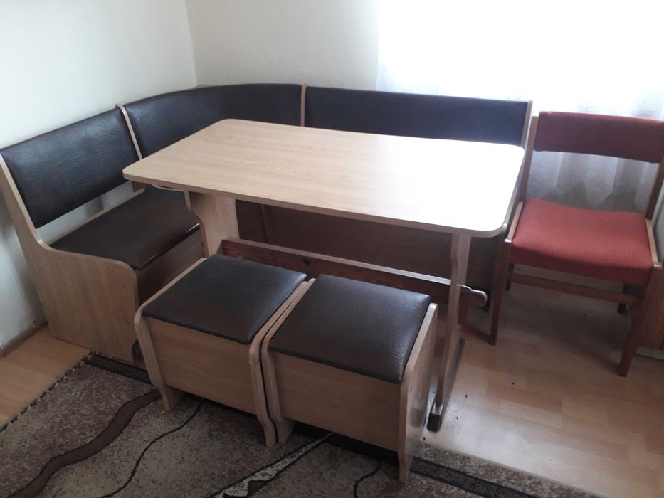 meble kuchenne -narożnik  ze stołem i taboretami