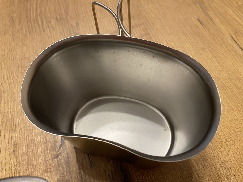 Kubek stalowy MFH US Army Canteen ze składanym uchwytem 0,5 l