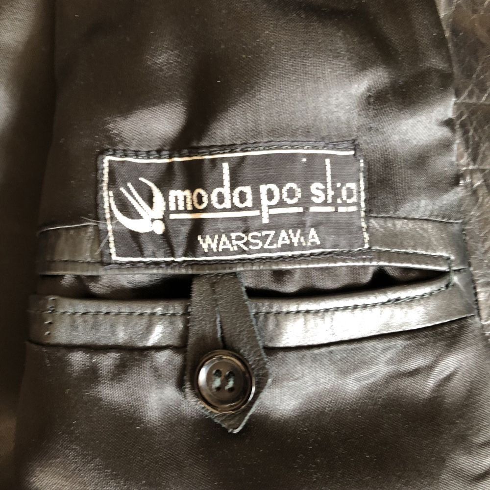 Moda Polska czarny plaszcz prl moda polska Warszawa film prl