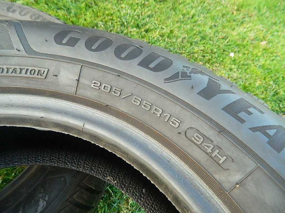 Шина колеса резина R15 205/65 Goodyear UltraGrip 2шт Зима