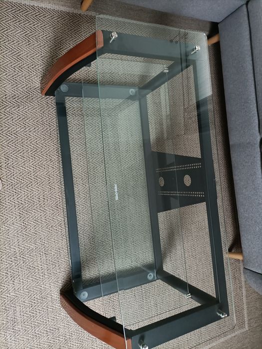 Szklany stolik pod telewizor