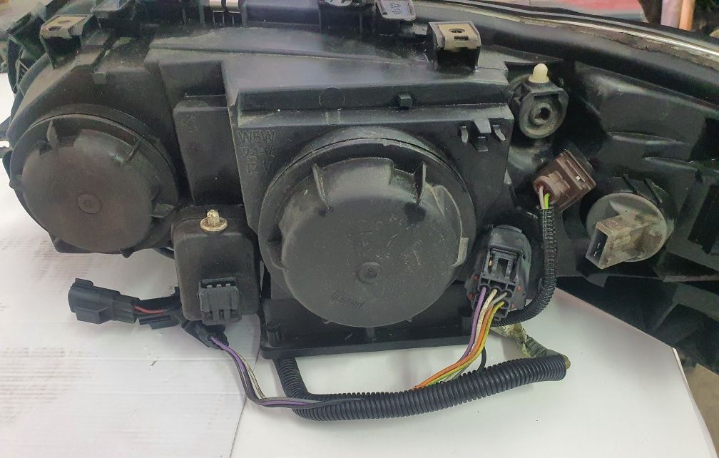 Volvo s60 v70 xc70 lampa prawa xenon