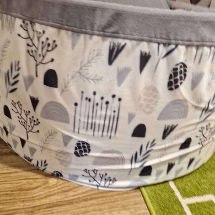 Suchy basen z kulkami