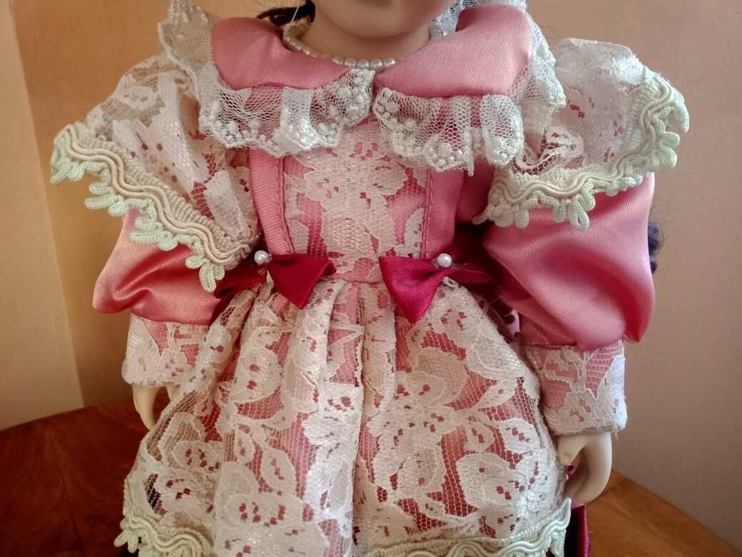 Duża kolekcjonerska lalka porcelanowa na stojaku - prawdopodobnie DOLL