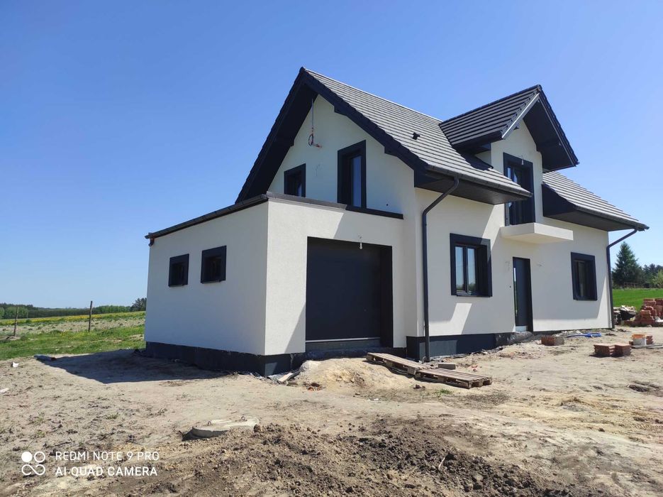 Malowanie elewacji , dachów i docieplenia budynków.