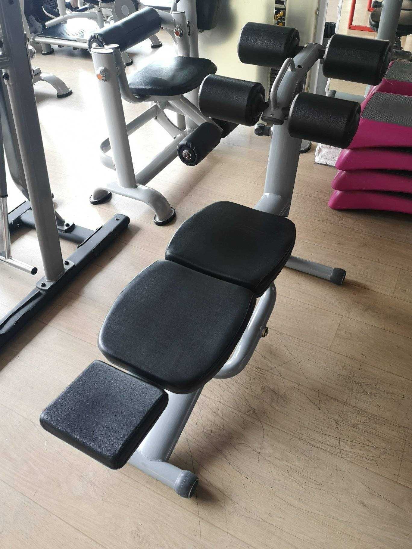 Ławeczka na brzuchy - profesjonalna a'la Technogym