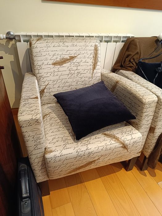 Cadeirões bege e preto