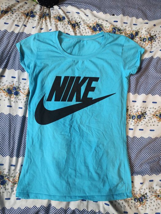 Блакитна жіноча футболка