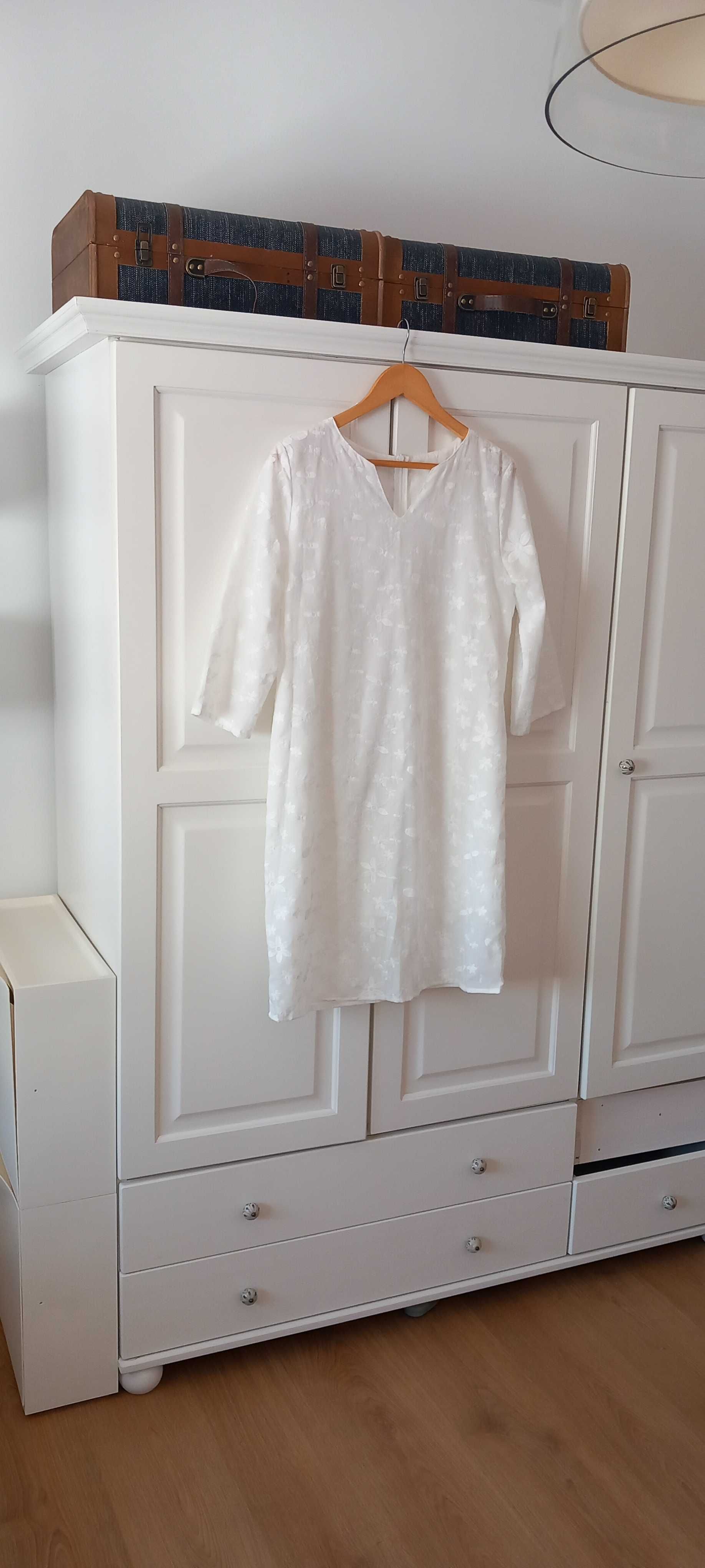 Vestido branco com bordados por estrear M/L