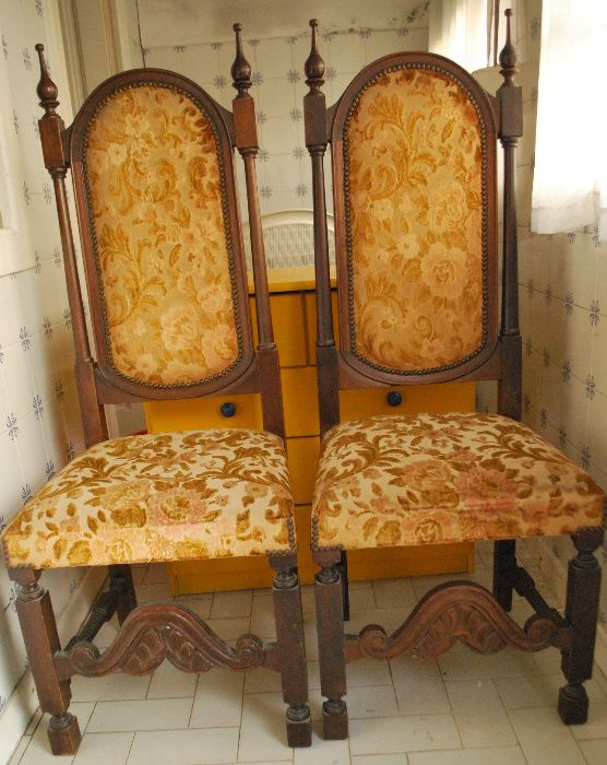 Cadeiras Madeira e Pano Aveludado em Relevo (com mais de 50 anos)