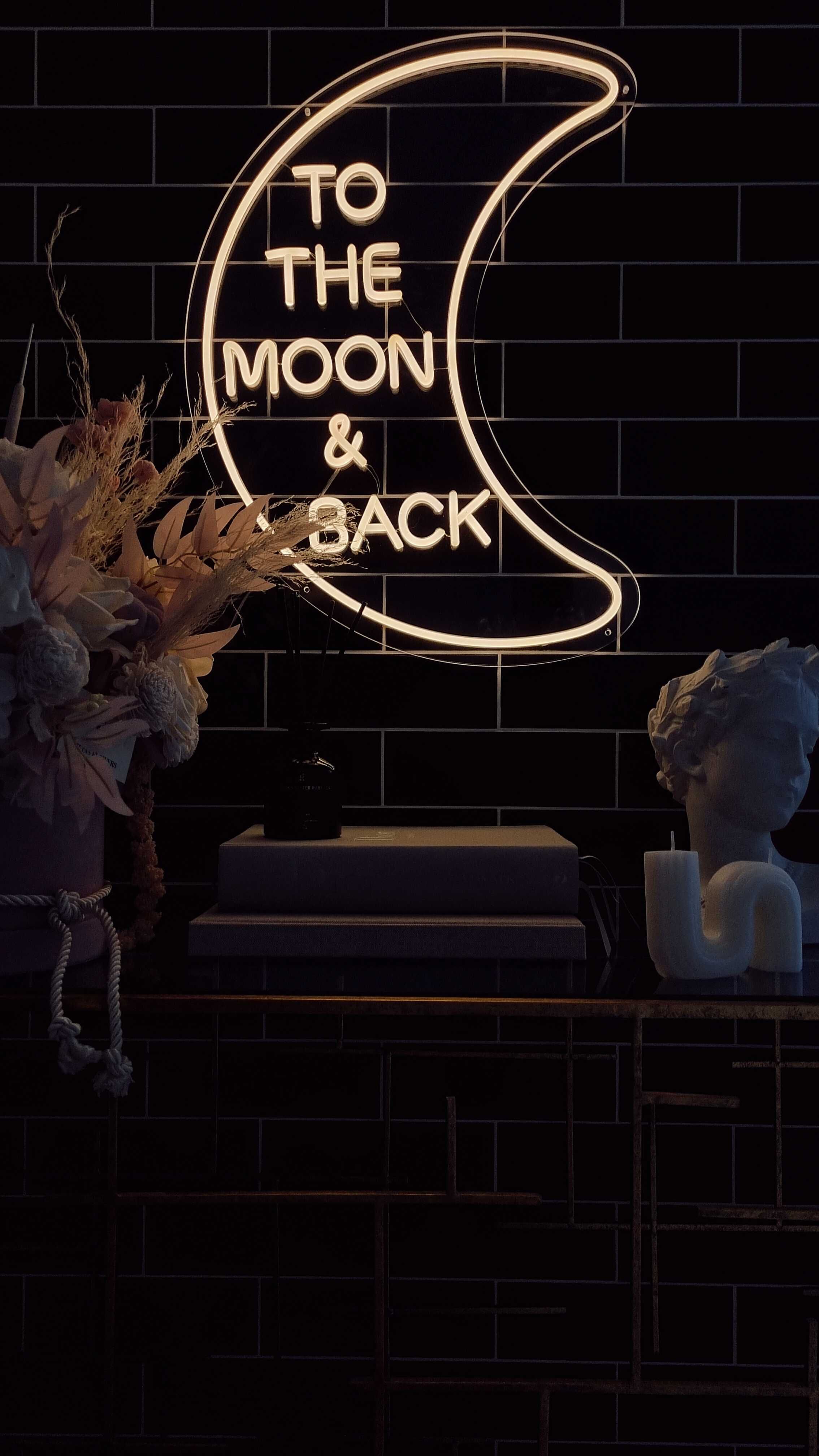 To the Moon & Back napis neon ledon Na skraju raju wesele ślub